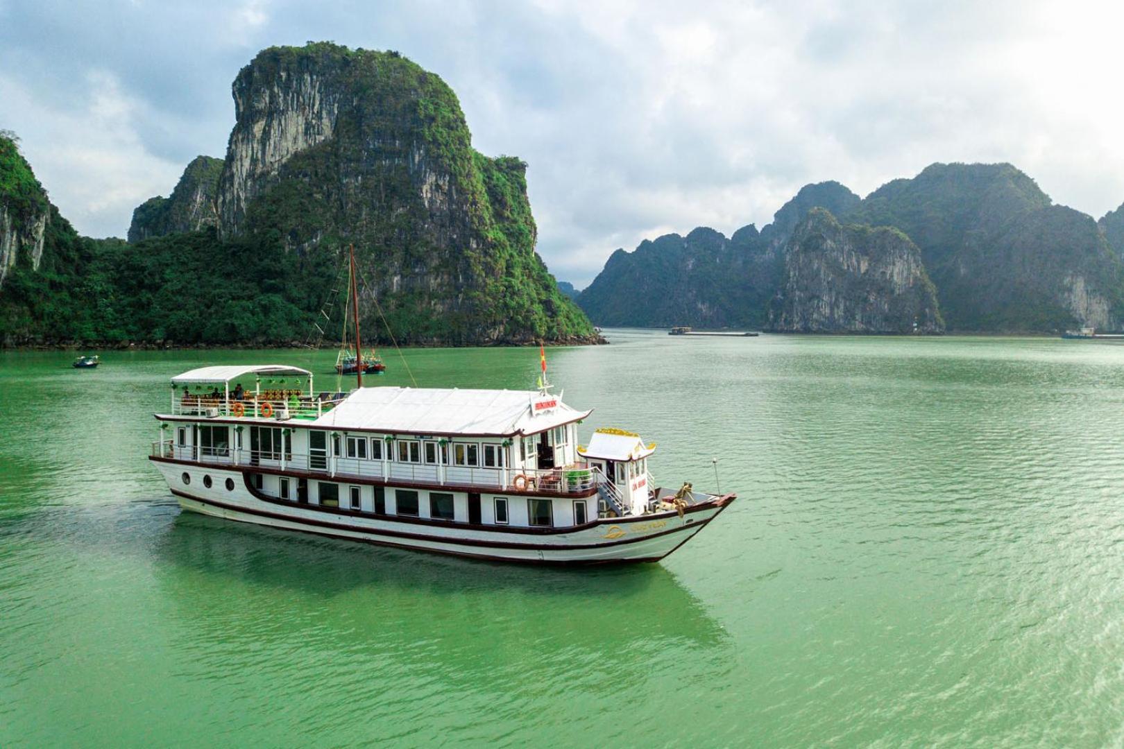 Cozy Bay Classic Cruise Халонг Экстерьер фото