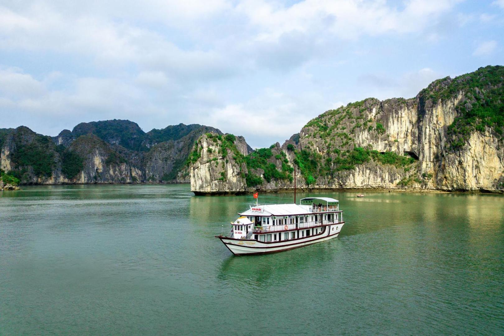 Cozy Bay Classic Cruise Халонг Экстерьер фото